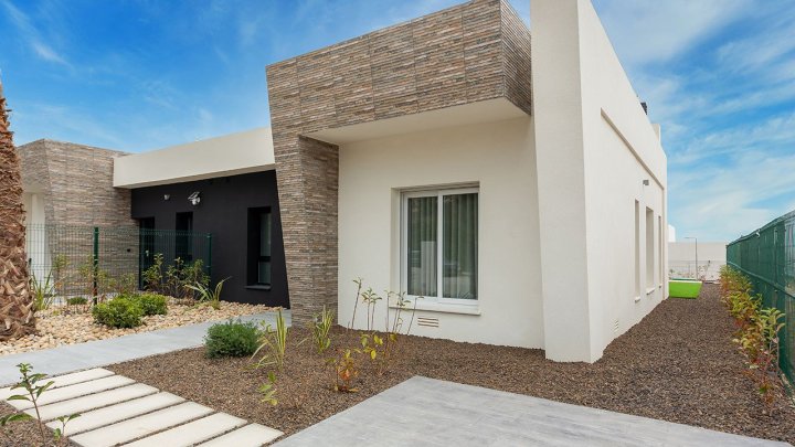 Doppelhaushälften mit 3 Schlafzimmern, 2 Bädern, Dachterrasse, Keller, Klimaanlage und Privatpool in der wunderschönen Golfanlage La Finca Resort