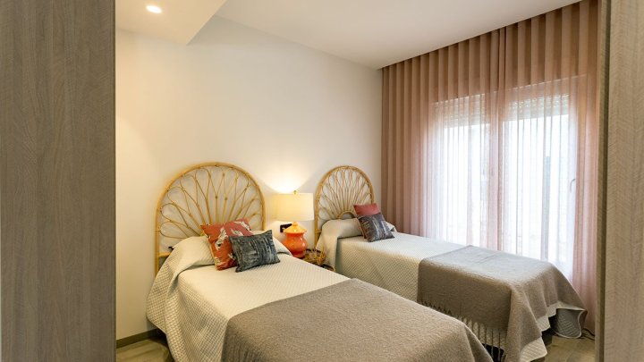 Doppelhaushälften mit 3 Schlafzimmern, 2 Bädern, Dachterrasse, Keller, Klimaanlage und Privatpool in der wunderschönen Golfanlage La Finca Resort