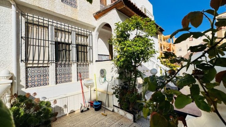 Reihenhaus mit 5 Schlafzimmern und 3 Bädern nur 300 m vom Strand