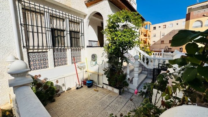 Reihenhaus mit 5 Schlafzimmern und 3 Bädern nur 300 m vom Strand