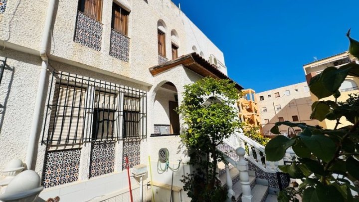 Reihenhaus mit 5 Schlafzimmern und 3 Bädern nur 300 m vom Strand