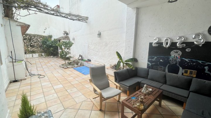 Charmantes, spanisches Stadthaus mit 4 Schlafzimmern und Patio