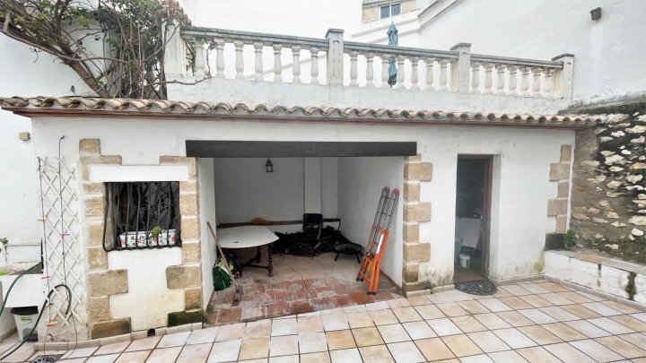 Charmantes, spanisches Stadthaus mit 4 Schlafzimmern und Patio