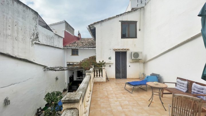 Charmantes, spanisches Stadthaus mit 4 Schlafzimmern und Patio