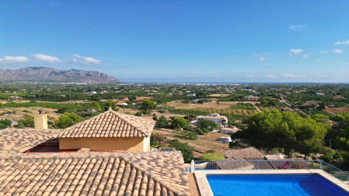 Schöne 3 SZ Villa mit Pool mit Panoramablick, BBQ Bereich, Parkplatz