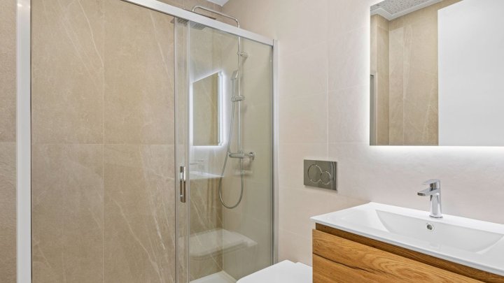 Penthouse-Wohnungen mit 3 Schlafzimmern, 2 Bädern, Dachterrasse, WC, Privatpool und Einbauküchen mit Elektrogeräten