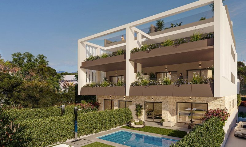 Maisonette-Wohnungen mit 3 Schlafzimmern, Dachterrasse, Fußbodenheizung in Bädern, Klimaanlage und Gemeinschaftspool nur 300 m vom Strand