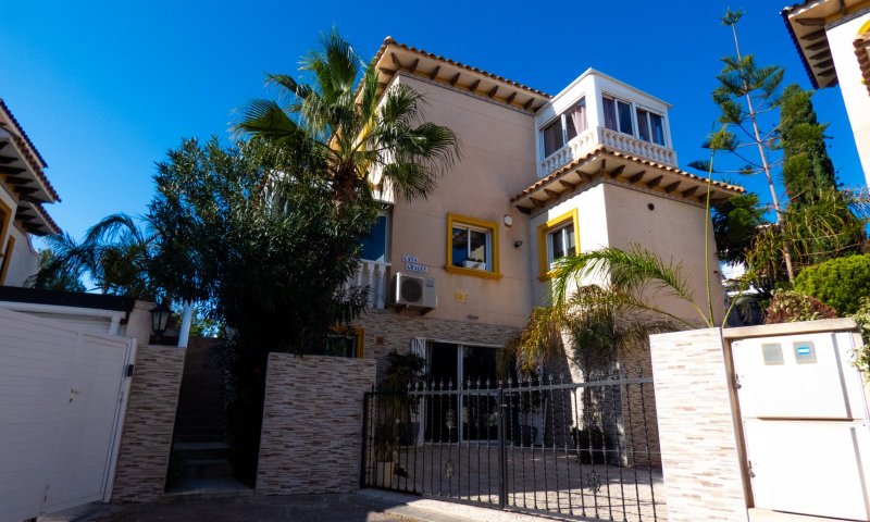 Villa mit 4 Schlafzimmern, 3 Bädern, Dachterrasse, Privatpool und schönem Ausblick