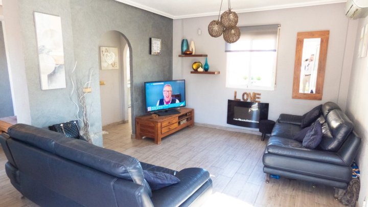 Villa mit 4 Schlafzimmern, 3 Bädern, Dachterrasse, Privatpool und schönem Ausblick