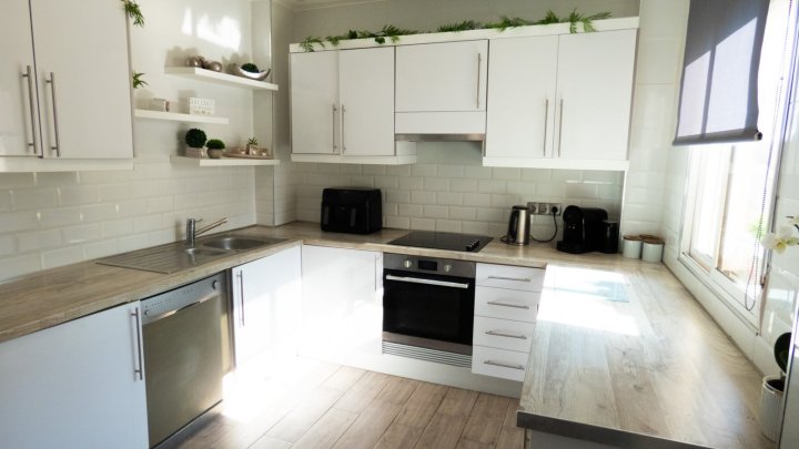 Villa mit 4 Schlafzimmern, 3 Bädern, Dachterrasse, Privatpool und schönem Ausblick