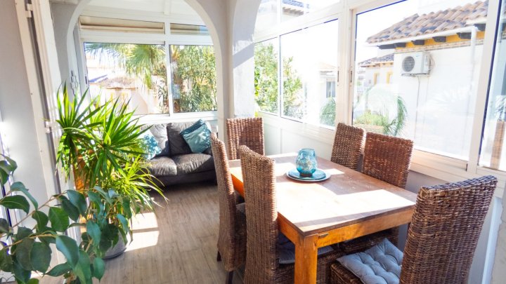Villa mit 4 Schlafzimmern, 3 Bädern, Dachterrasse, Privatpool und schönem Ausblick