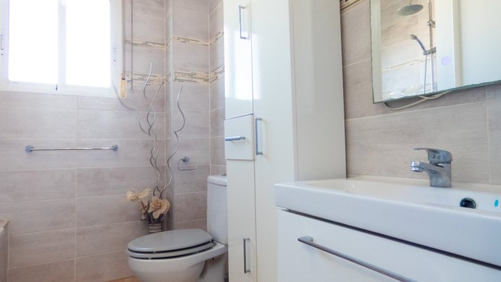 Villa mit 4 Schlafzimmern, 3 Bädern, Dachterrasse, Privatpool und schönem Ausblick