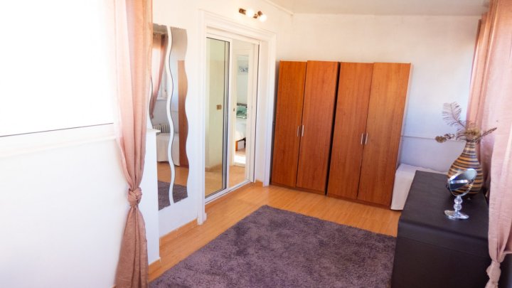 Villa mit 4 Schlafzimmern, 3 Bädern, Dachterrasse, Privatpool und schönem Ausblick