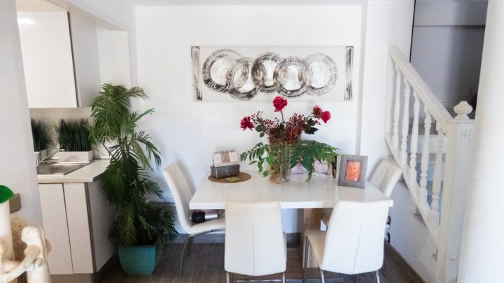 Villa mit 4 Schlafzimmern, 3 Bädern, Dachterrasse, Privatpool und schönem Ausblick