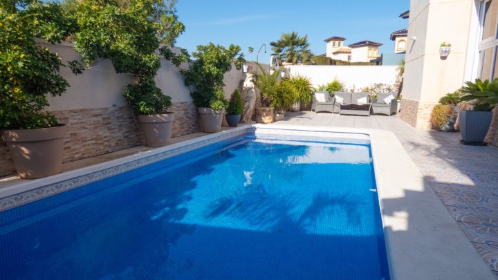 Villa mit 4 Schlafzimmern, 3 Bädern, Dachterrasse, Privatpool und schönem Ausblick