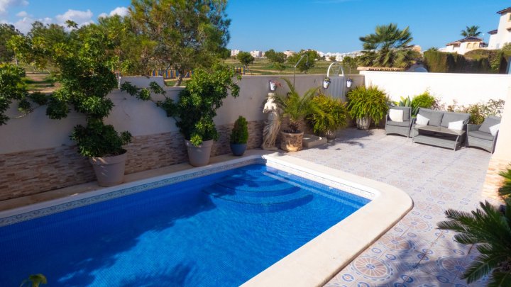 Villa mit 4 Schlafzimmern, 3 Bädern, Dachterrasse, Privatpool und schönem Ausblick