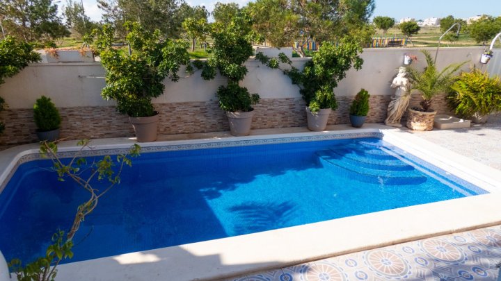 Villa mit 4 Schlafzimmern, 3 Bädern, Dachterrasse, Privatpool und schönem Ausblick
