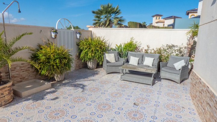 Villa mit 4 Schlafzimmern, 3 Bädern, Dachterrasse, Privatpool und schönem Ausblick