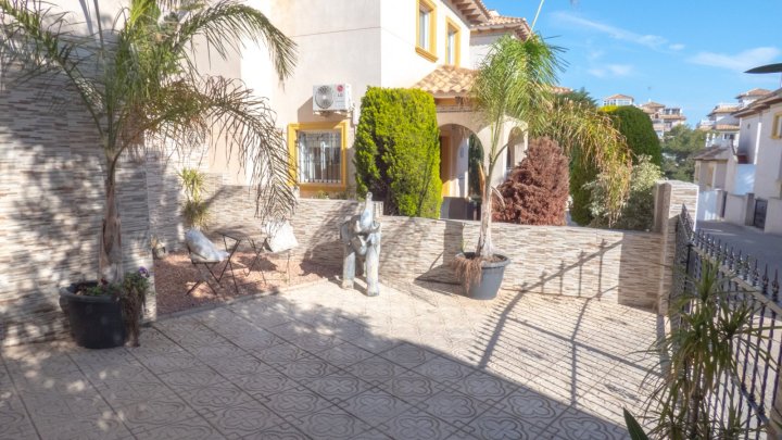 Villa mit 4 Schlafzimmern, 3 Bädern, Dachterrasse, Privatpool und schönem Ausblick