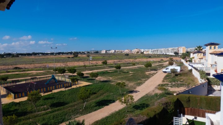 Villa mit 4 Schlafzimmern, 3 Bädern, Dachterrasse, Privatpool und schönem Ausblick