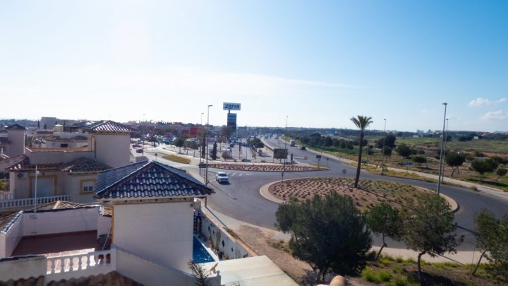 Villa mit 4 Schlafzimmern, 3 Bädern, Dachterrasse, Privatpool und schönem Ausblick