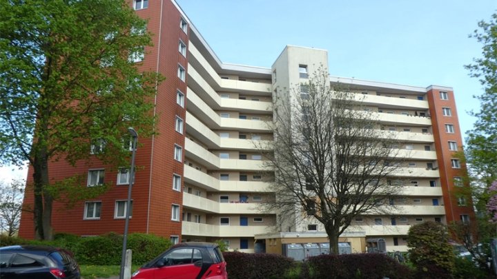 Kiel-Südfriedhof: Renovierungsbedürftige 2-Zimmer-Wohnung im 8.OG mit Balkon + herrlichem Weitblick