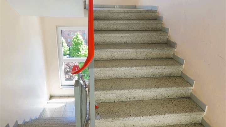 Kiel-Südfriedhof: Renovierungsbedürftige 2-Zimmer-Wohnung im 8.OG mit Balkon + herrlichem Weitblick