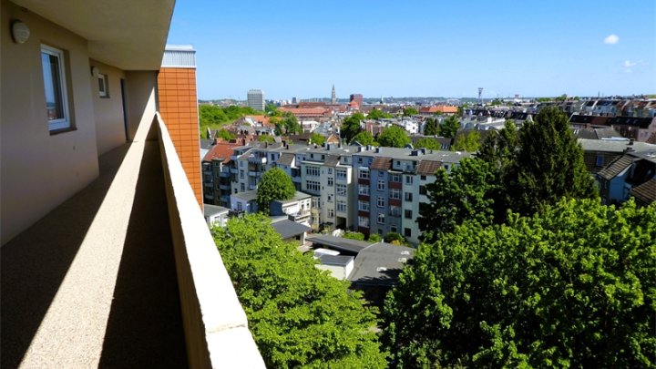 Kiel-Südfriedhof: Renovierungsbedürftige 2-Zimmer-Wohnung im 8.OG mit Balkon + herrlichem Weitblick