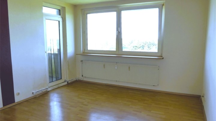 Kiel-Südfriedhof: Renovierungsbedürftige 2-Zimmer-Wohnung im 8.OG mit Balkon + herrlichem Weitblick