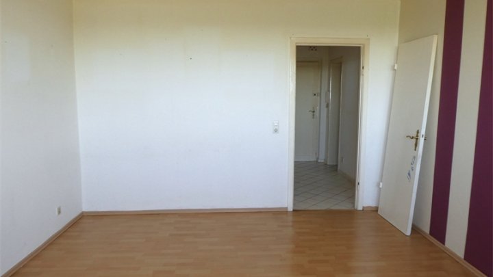 Kiel-Südfriedhof: Renovierungsbedürftige 2-Zimmer-Wohnung im 8.OG mit Balkon + herrlichem Weitblick