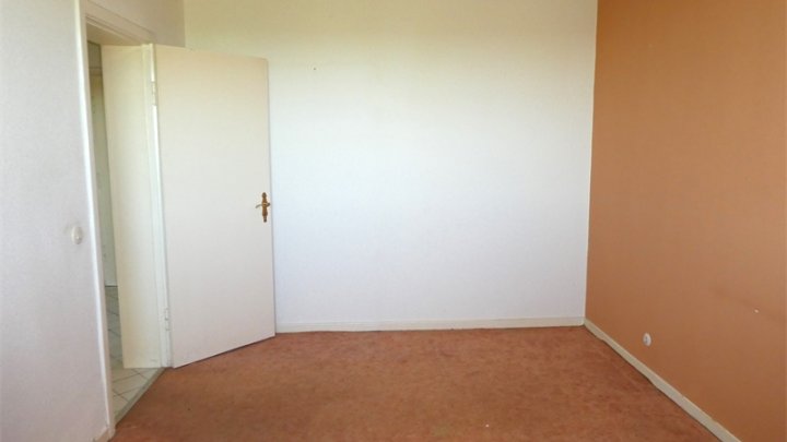 Kiel-Südfriedhof: Renovierungsbedürftige 2-Zimmer-Wohnung im 8.OG mit Balkon + herrlichem Weitblick