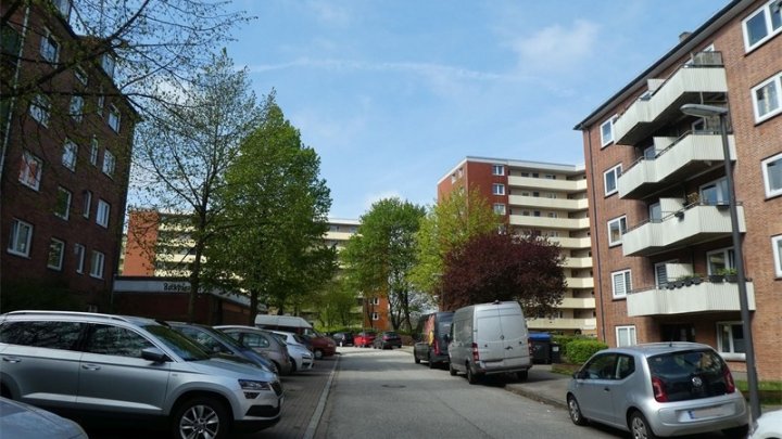 Kiel-Südfriedhof: Renovierungsbedürftige 2-Zimmer-Wohnung im 8.OG mit Balkon + herrlichem Weitblick