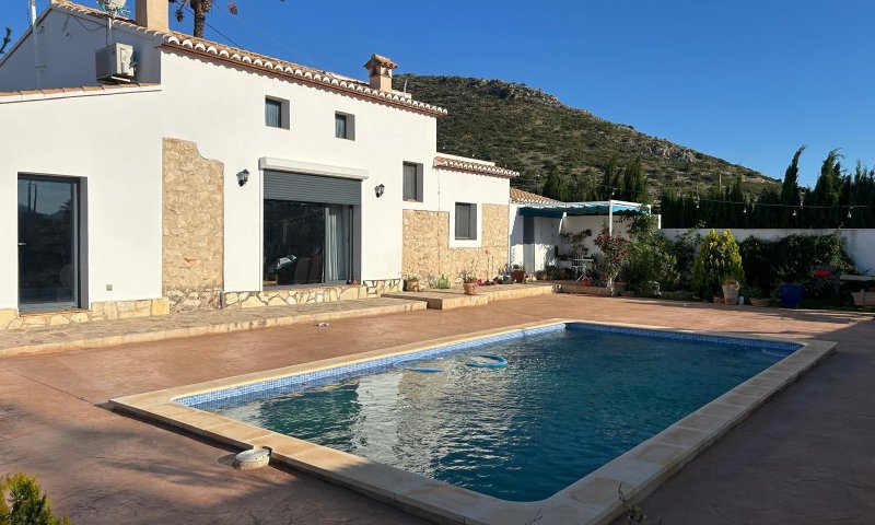 Schöne komplett und hochwertig renovierte Steinfassaden Finca mit Pool, Garagen u. vielen Extras