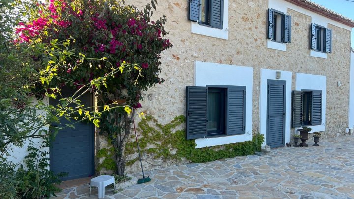 Schöne komplett und hochwertig renovierte Steinfassaden Finca mit Pool, Garagen u. vielen Extras