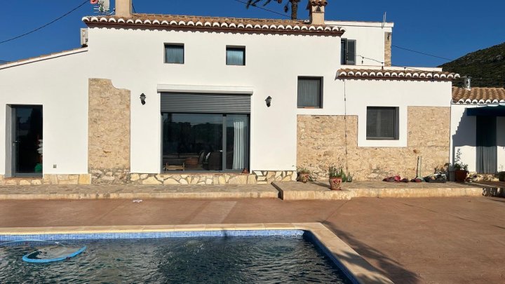 Schöne komplett und hochwertig renovierte Steinfassaden Finca mit Pool, Garagen u. vielen Extras