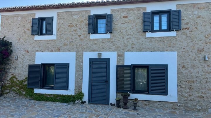 Schöne komplett und hochwertig renovierte Steinfassaden Finca mit Pool, Garagen u. vielen Extras