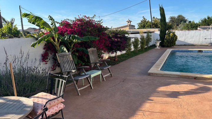 Schöne komplett und hochwertig renovierte Steinfassaden Finca mit Pool, Garagen u. vielen Extras
