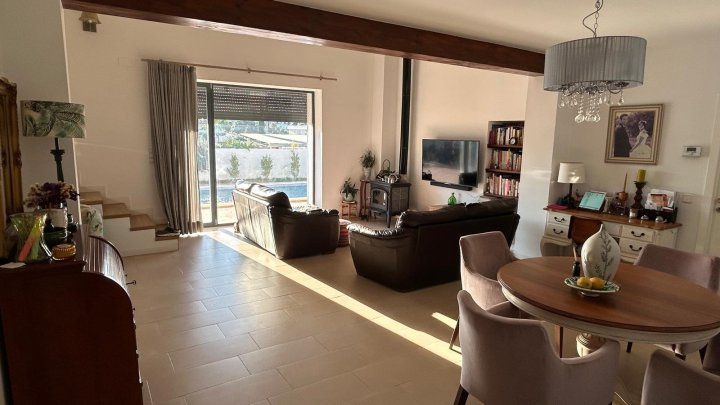Schöne komplett und hochwertig renovierte Steinfassaden Finca mit Pool, Garagen u. vielen Extras
