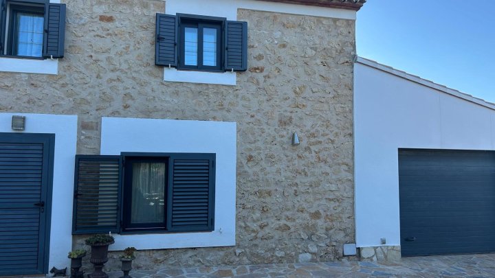 Schöne komplett und hochwertig renovierte Steinfassaden Finca mit Pool, Garagen u. vielen Extras