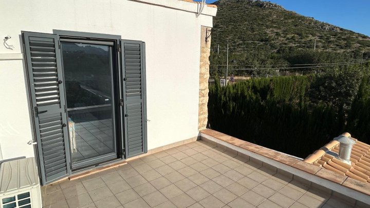 Schöne komplett und hochwertig renovierte Steinfassaden Finca mit Pool, Garagen u. vielen Extras