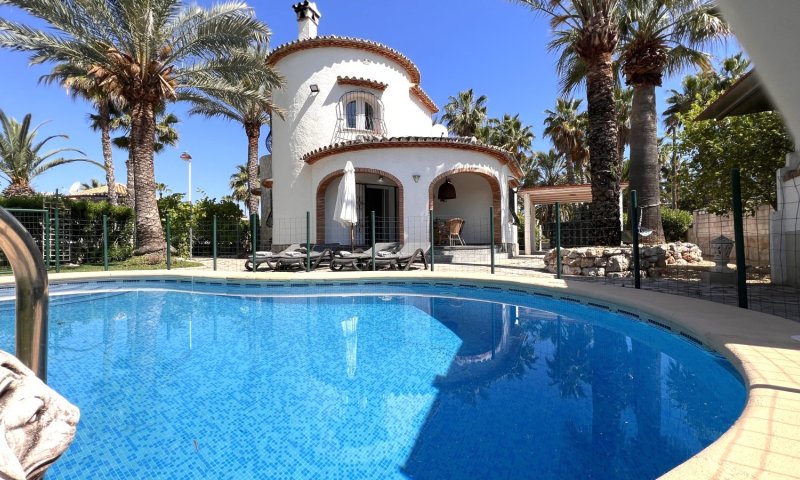 Sehr hochwertig renovierte Villa in Toplage mit großem, sonnigen Grundstück und vielen Extras
