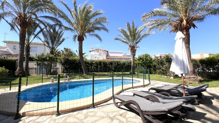 Sehr hochwertig renovierte Villa in Toplage mit großem, sonnigen Grundstück und vielen Extras