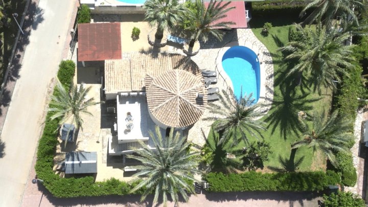 Sehr hochwertig renovierte Villa in Toplage mit großem, sonnigen Grundstück und vielen Extras