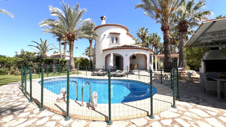 Sehr hochwertig renovierte Villa in Toplage mit großem, sonnigen Grundstück und vielen Extras