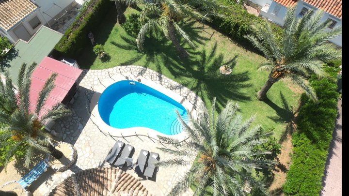 Sehr hochwertig renovierte Villa in Toplage mit großem, sonnigen Grundstück und vielen Extras