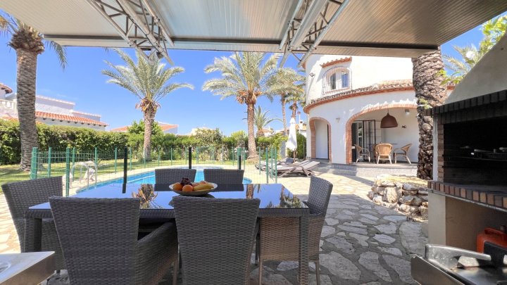 Sehr hochwertig renovierte Villa in Toplage mit großem, sonnigen Grundstück und vielen Extras