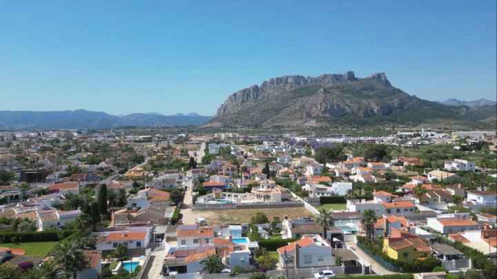 Sehr hochwertig renovierte Villa in Toplage mit großem, sonnigen Grundstück und vielen Extras