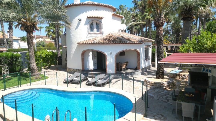 Sehr hochwertig renovierte Villa in Toplage mit großem, sonnigen Grundstück und vielen Extras