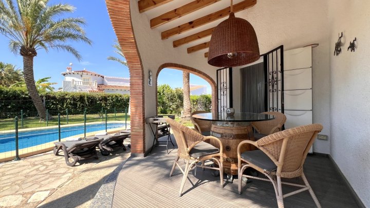 Sehr hochwertig renovierte Villa in Toplage mit großem, sonnigen Grundstück und vielen Extras