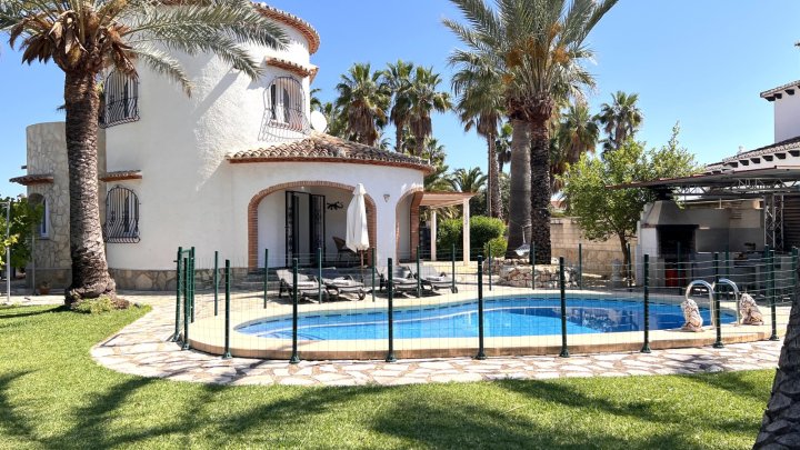 Sehr hochwertig renovierte Villa in Toplage mit großem, sonnigen Grundstück und vielen Extras